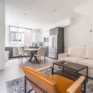 Holiday home Elegant Townhome In