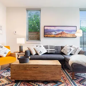  Holiday home Stylish Townhouse Near Attractions